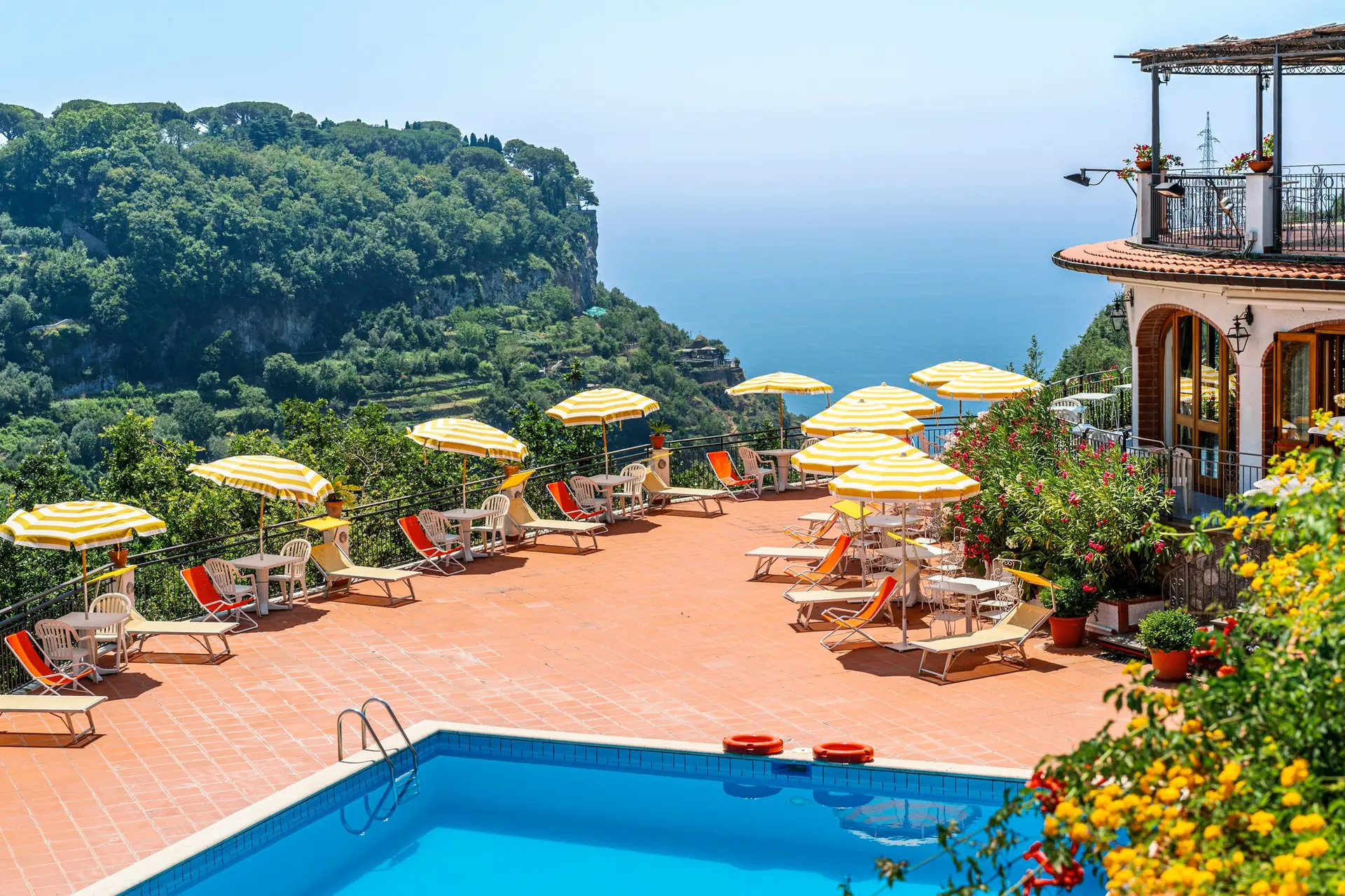 La piscina di Villa Giuseppina con gli ombrelloni e la vista sulle colline di Scala